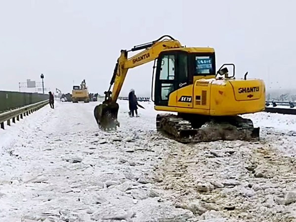 除雪保畅，尊龙凯时铁肩道义勇担重任！